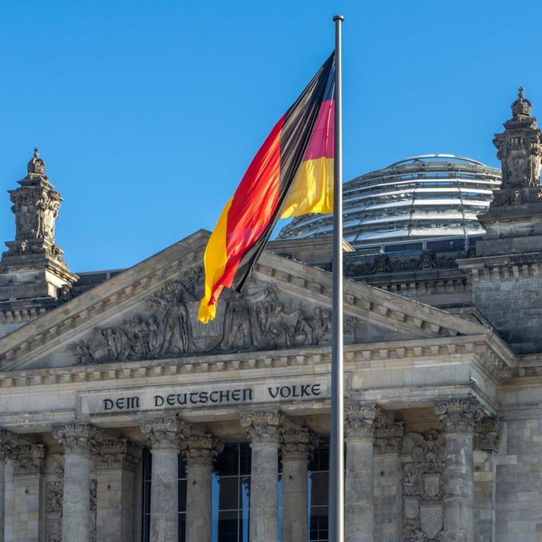 Frontansicht des Reichstagsgebäudes in Berlin. 