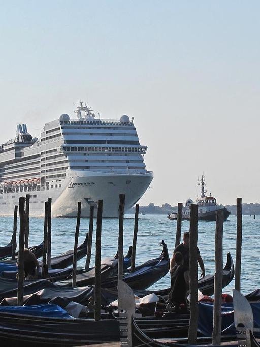 Das für mehr als 2.500 Passagiere ausgelegte Kreuzfahrtschiff MSC Magnifica befährt am 09.08.2015 den Canale di S. Marco in Richtung Stadthafen. Im Vordergrund Gondeln an der Riva degli Schiavoni.