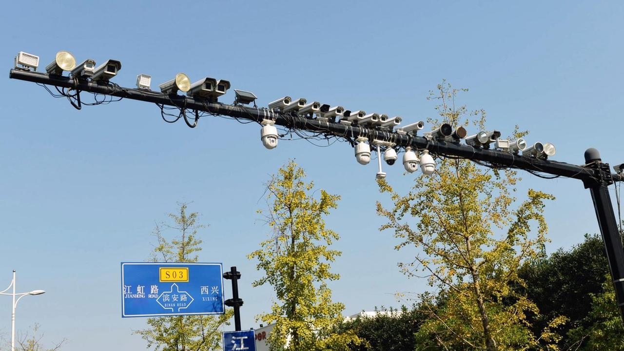 Zahlreiche Überwachungskameras über einer Straße in Hangzhou City in der ostchinesischen Zhejiang Provinz.