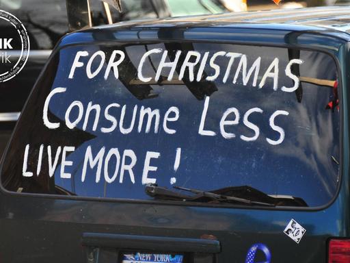 Aufschrift auf Heckscheibe For Christmas, Consume less, live more