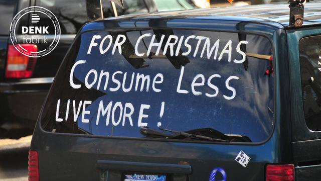 Aufschrift auf Heckscheibe For Christmas, Consume less, live more