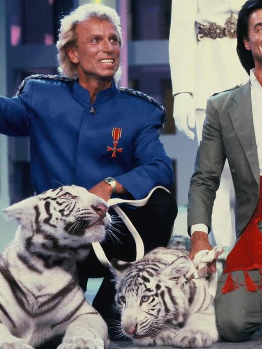 Siegfried (l.) und Roy bei einem Fernsehauftritt mit Ihren weißen Tigern im Juni 1987.