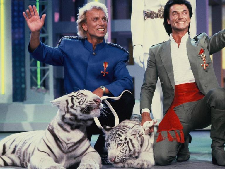 Siegfried (l.) und Roy bei einem Fernsehauftritt mit Ihren weißen Tigern im Juni 1987.