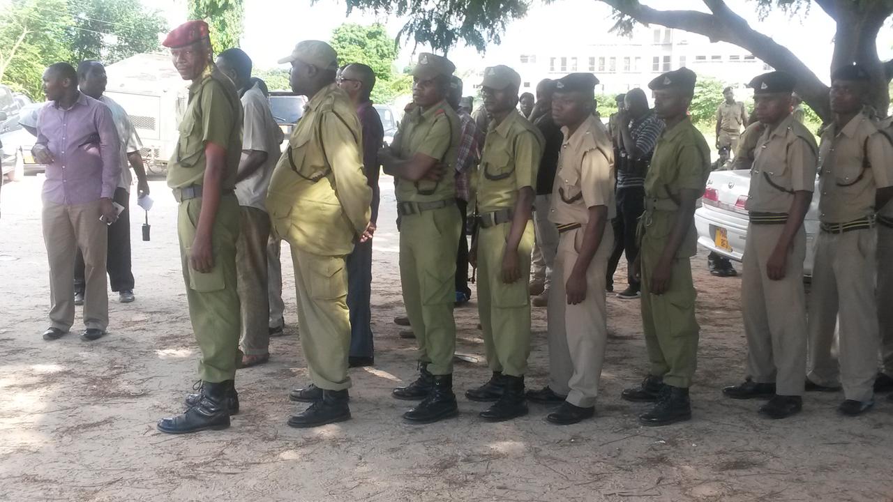 Polizisten, die das "Multi-Agency Task Team" im Kampf gegen den illegalen Sprengstoffhandel in Tansania unterstützen soll
