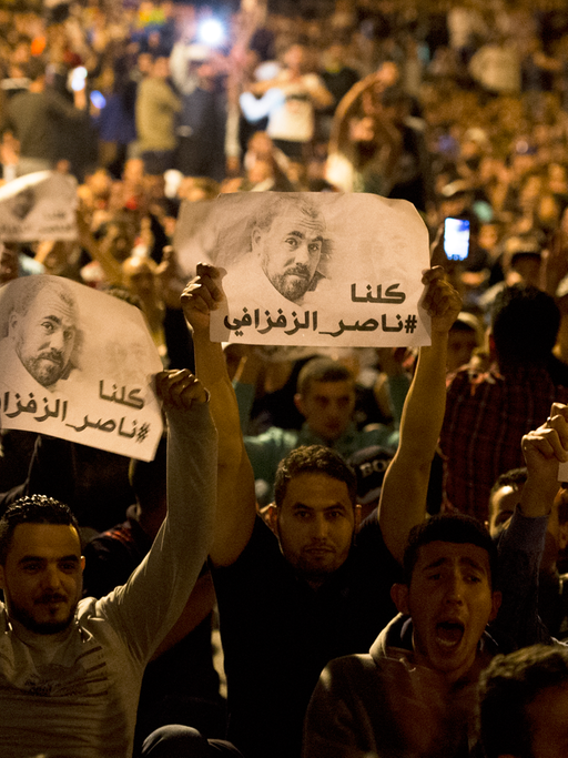 In der nordmarokkanischen Stadt Al Hoceima halten Demonstranten ein Bild von Nasser Zefzafi hoch, dem festgenommenen Anführer einer Protestbewegung hoch.