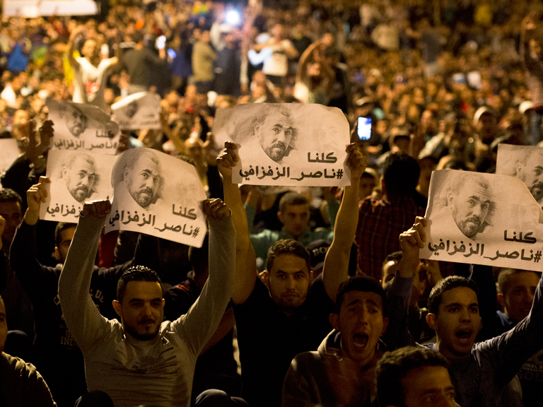 In der nordmarokkanischen Stadt Al Hoceima halten Demonstranten ein Bild von Nasser Zefzafi hoch, dem festgenommenen Anführer einer Protestbewegung hoch.