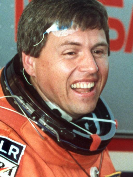 Der deutsche Wissenschaftsastronaut Ulrich Walter am 26.4.1993 auf dem Weg zur Startrampe kurz vor dem Start der Raumfähre Columbia von Cape Canaveral.