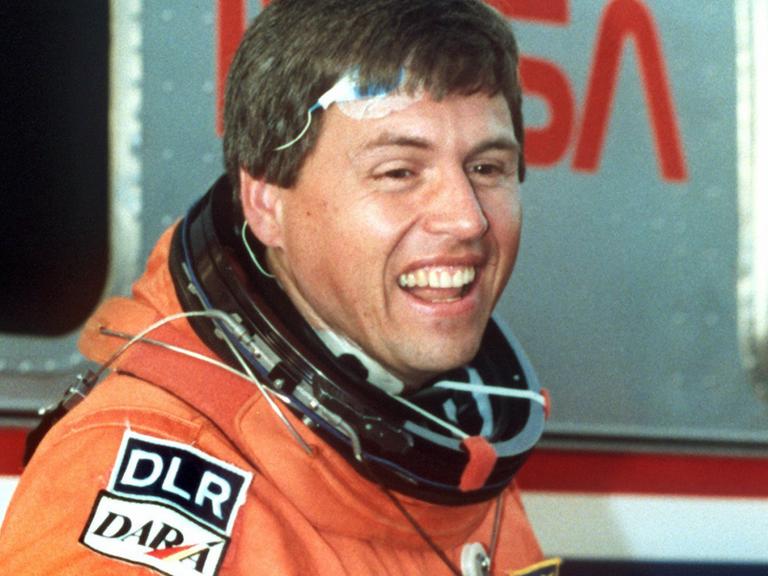 Der deutsche Wissenschaftsastronaut Ulrich Walter am 26.4.1993 auf dem Weg zur Startrampe kurz vor dem Start der Raumfähre Columbia von Cape Canaveral.