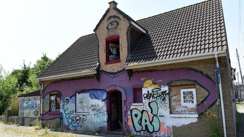 Ein leerstehendes, mit Graffiti-Bildern bemaltes Haus im Geisterdorf Doel (Belgien) an dem Fluss Schelde.