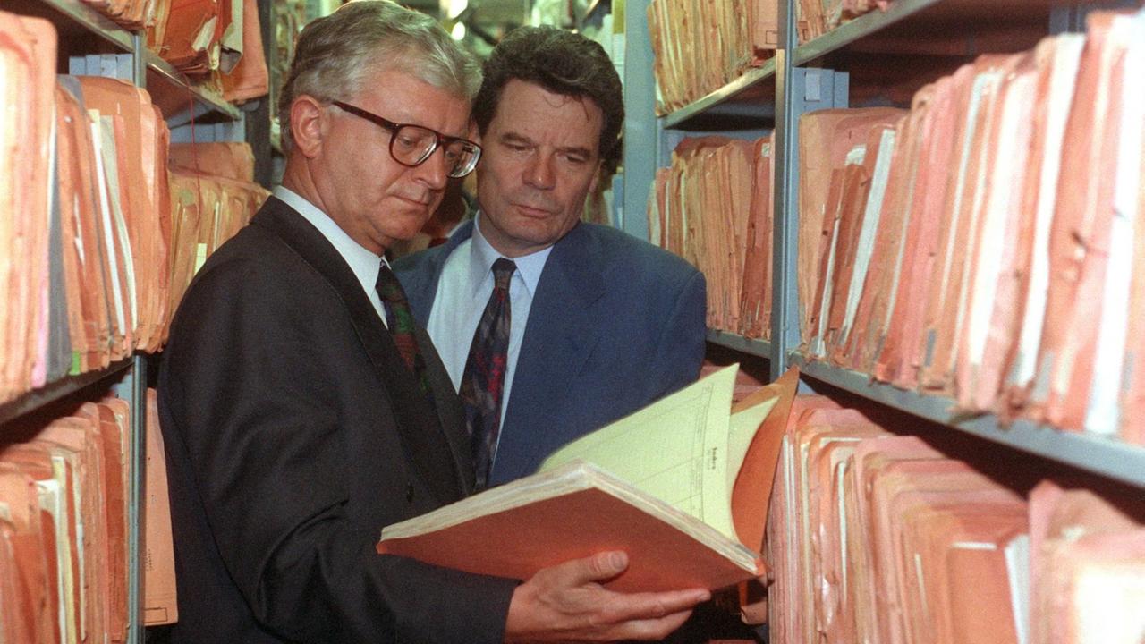 1992 machen Bundesinnenminister Rudolf Seiters (CDU) und Joachim Gauck, der Leiter der gleichnamigen Bundesbehörde, einen ausführlichen Informationsrundgang durch das ehemalige Archiv des früheren DDR-Staatssicherheitsdienstes in Berlin