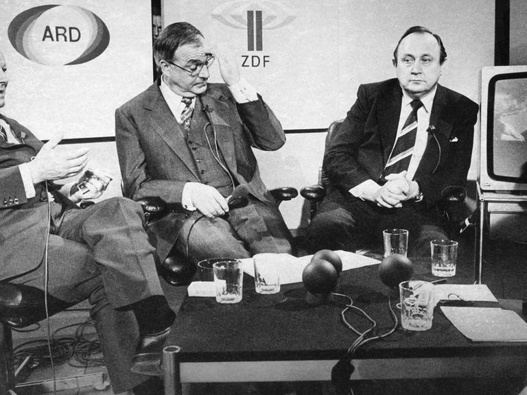 Die Parteivorsitzenden Willy Brandt (SPD), Helmut Kohl (CDU), Hans-Dietrich Genscher (FDP) und per Zuschaltung aus München Franz Josef Strauß (CSU) diskutierten am 3. Oktober in Bonn die Bundestagswahl.