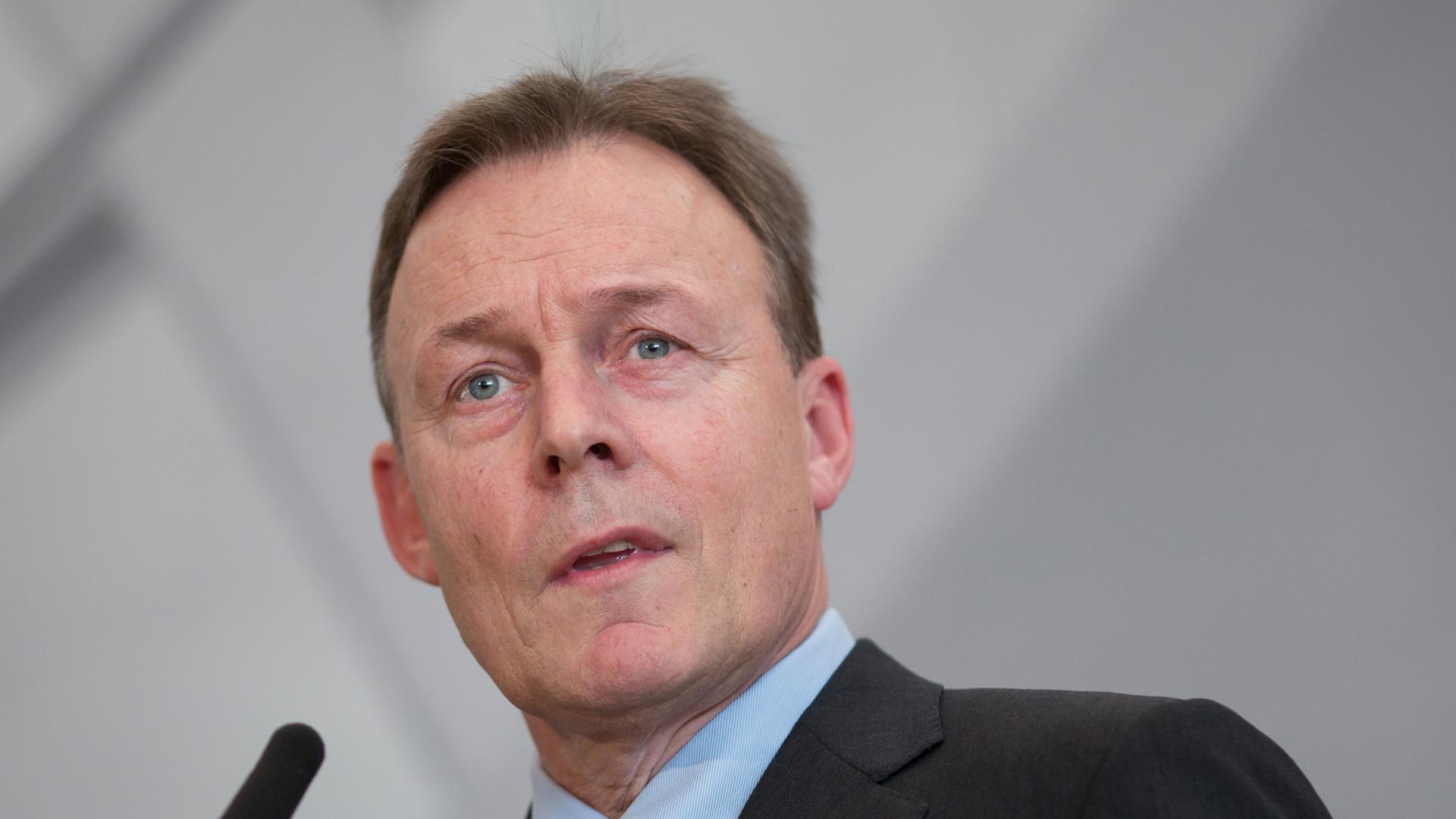 Der Vorsitzende der SPD-Bundestagsfraktion, Thomas Oppermann, steht am 11.02.2014 im Reichstag vor einem Mikrofon.