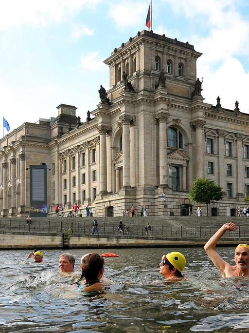 Blinde Menschen gehen vor dem Reichstagsgebäude in Berlin baden: Eine Aktion des Deutsche Blinden- und Sehbehindertenverbands, der massive Änderungen am Entwurf zum neuen Bundesteilhabegesetz fordert.