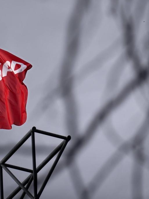Rote Fahne der SPD im Wind auf dem Dach der Parteizentrale Willy-Brandt-Haus in Berlin.