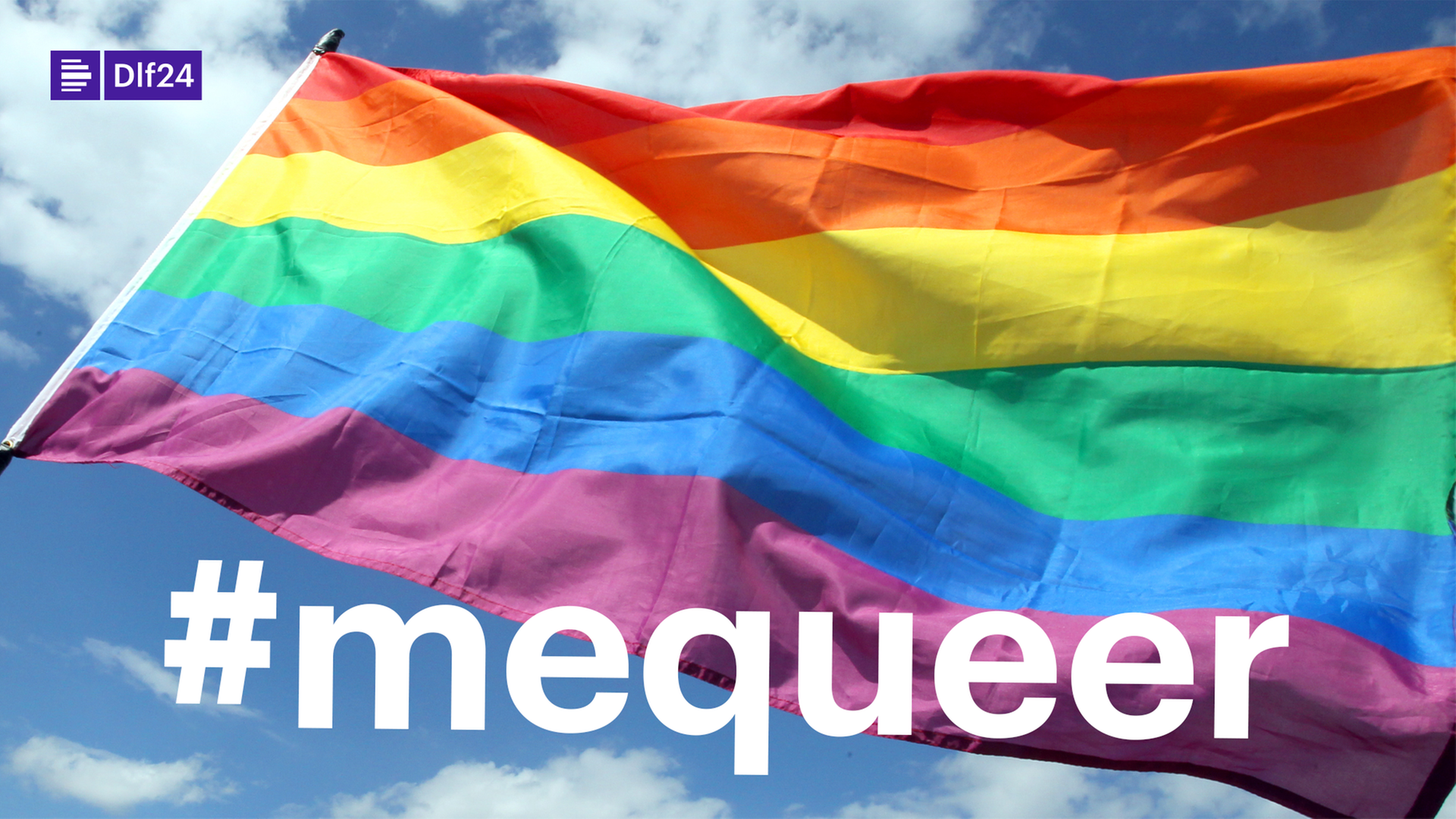 Das Foto zeigt die Regenbogenfahne mit der Aufschrift #mequeer.