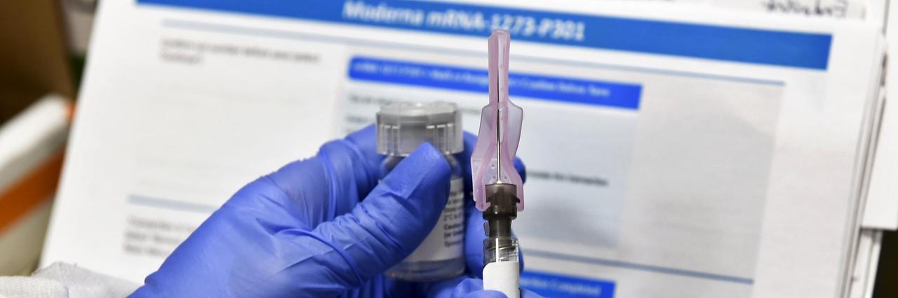 Eine Krankenschwester bereitet eine Spritze mit dem Corona-Impfstoff-Kandidaten von Moderna vor.