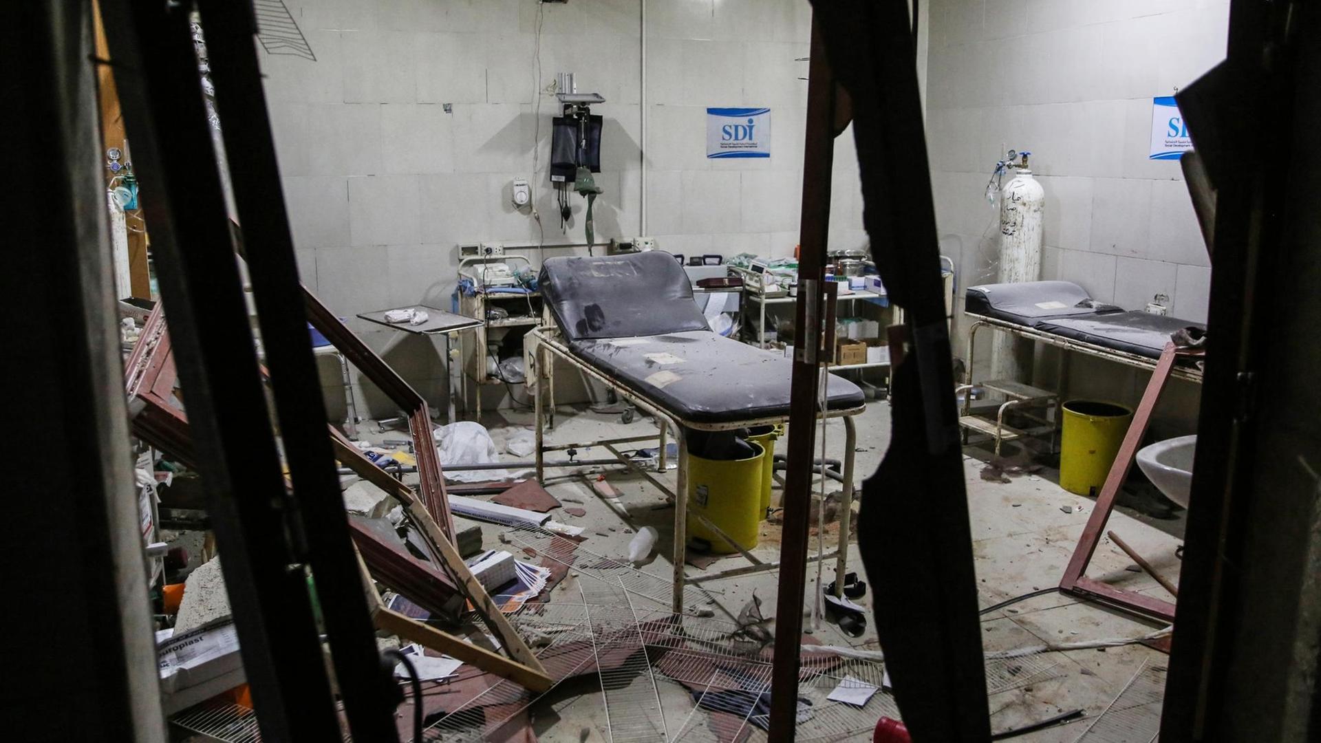 Syrien, Ariha: Ein Blick in das Innere des Shami-Krankenhauses, nachdem es Ziel von einem Luftangriff war, die angeblich von der syrischen Regierung in der von den Rebellen kontrollierten Provinz Idlib durchgeführt wurde.