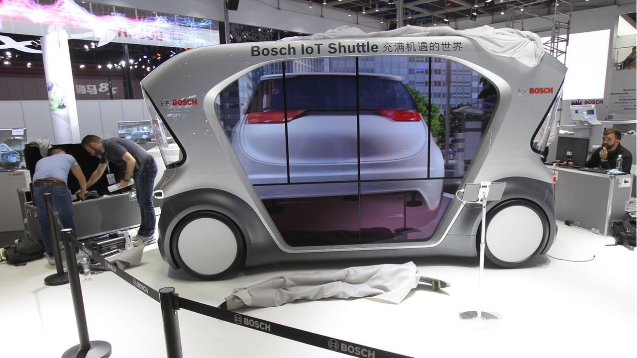 15.04.2019, China, Shanghai: Workers display a Bosch IoT Shuttle concept car ahead of the 18th Shanghai International Automobile Industry Exhibition, also known as Auto Shanghai 2019, in Shanghai, China, 15 April 2019. The Shanghai Auto Show opened to the media on Tuesday. As the largest of its kind in the world, more brands are unveiling new offerings in the lead up to the show. This comes when the Chinese auto market has taken a hit in sales. Foto: Gao Yuwen/Imaginechina/dpa |