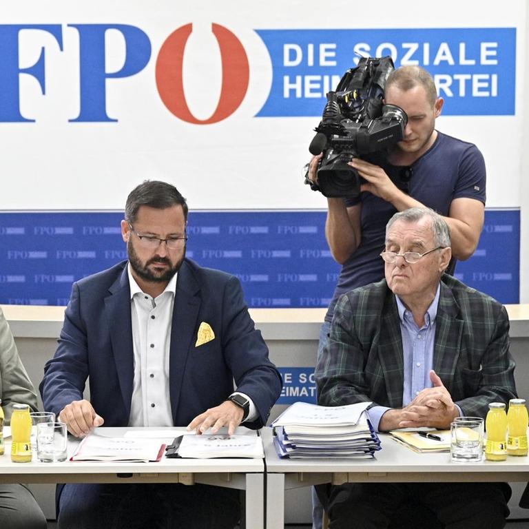 FPÖ-Expertenkomission Andreas Mölzer, Christian Hafenecker und Wilhelm Brauneder, Michael Wladika (v.l) anlässlich  der Präsentation des Berichtes der FPÖ-Historikerkommission.