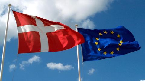 Die dänische Flagge und die europäische Flagge in Kopenhagen.