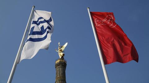 Zwei IFA-Flaggen und die Siegessäule in Berlin.