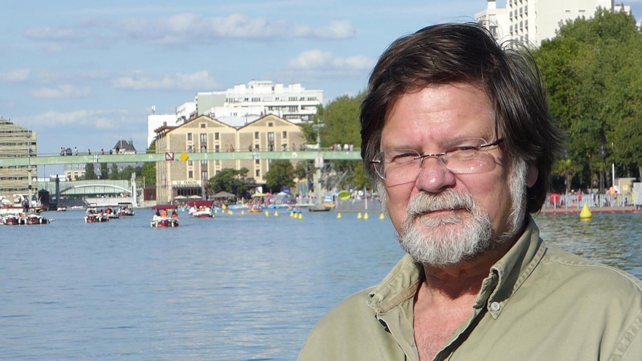 Der Autor Günter Liehr am Ufer des Bassin de la Villette in Paris.