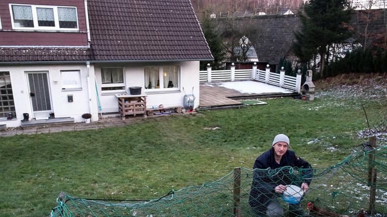 Typisch deutscher Garten: Cengiz Varli und die Hühner der Familie