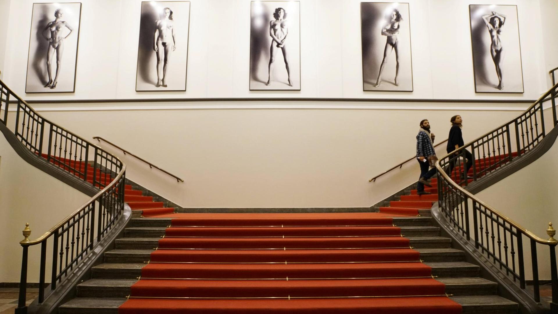 Zu sehen sind Bilder von Helmut Newton im Foyer der Helmut-Newton-Stiftung.