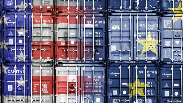 Gestapelte Container in den Farben von den USA und der EU