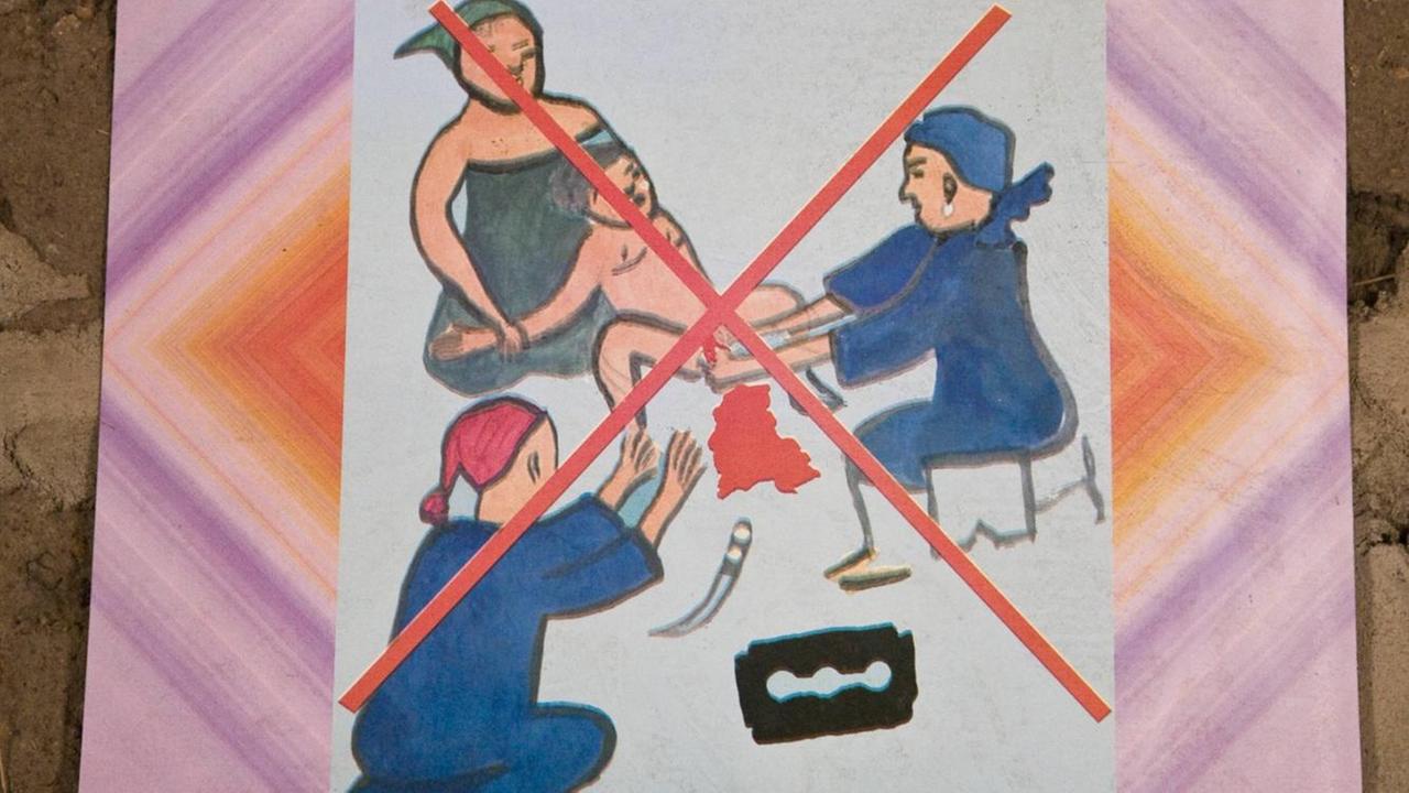Eine Zeichnung zeigt drei Frauen, die ein Mädchen festhalten und zwischen den Beinen beschneiden.