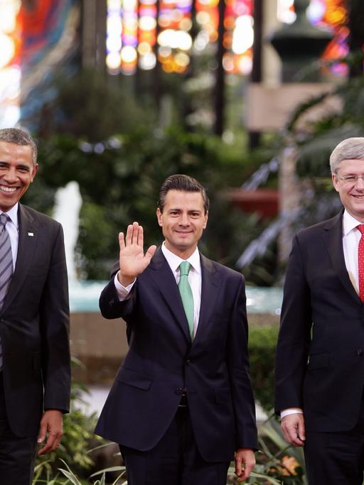 USA-Präsident Barack Obama, Mexico-Präsident Enrique Peña Nieto, und der kanadische Premierminister Stephen Harper (v.l.) winken gemeinsam.