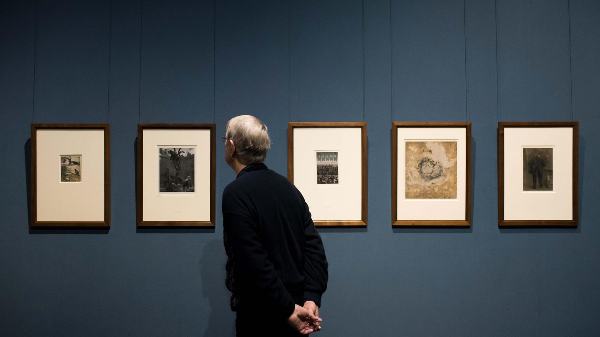 Ein Besucher betrachtet am 08.12.2015 zur Eröffnung der Ausstellung "Blinde Blicke. Sehen und Nicht-Sehen" im Kupferstichkabinett der Alten Nationalgalerie in Berlin, Werke des Malers des Malers Adolph von Menzel. Foto: Gregor Fischer/dpa