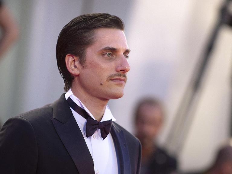 Luca Marinelli läuft in Frack und schwarzer Fliege über den roten Teppich bei den Internationalen Filmfestspielen von Venedig. Er ist Hauptdarsteller des Films "Martin Eden".