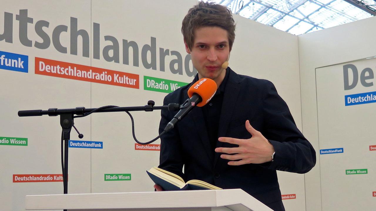 Der Schriftsteller Benedict Wells beim Bücherfrühling 2016 von Deutschlandradio Kultur auf der Leipziger Buchmesse