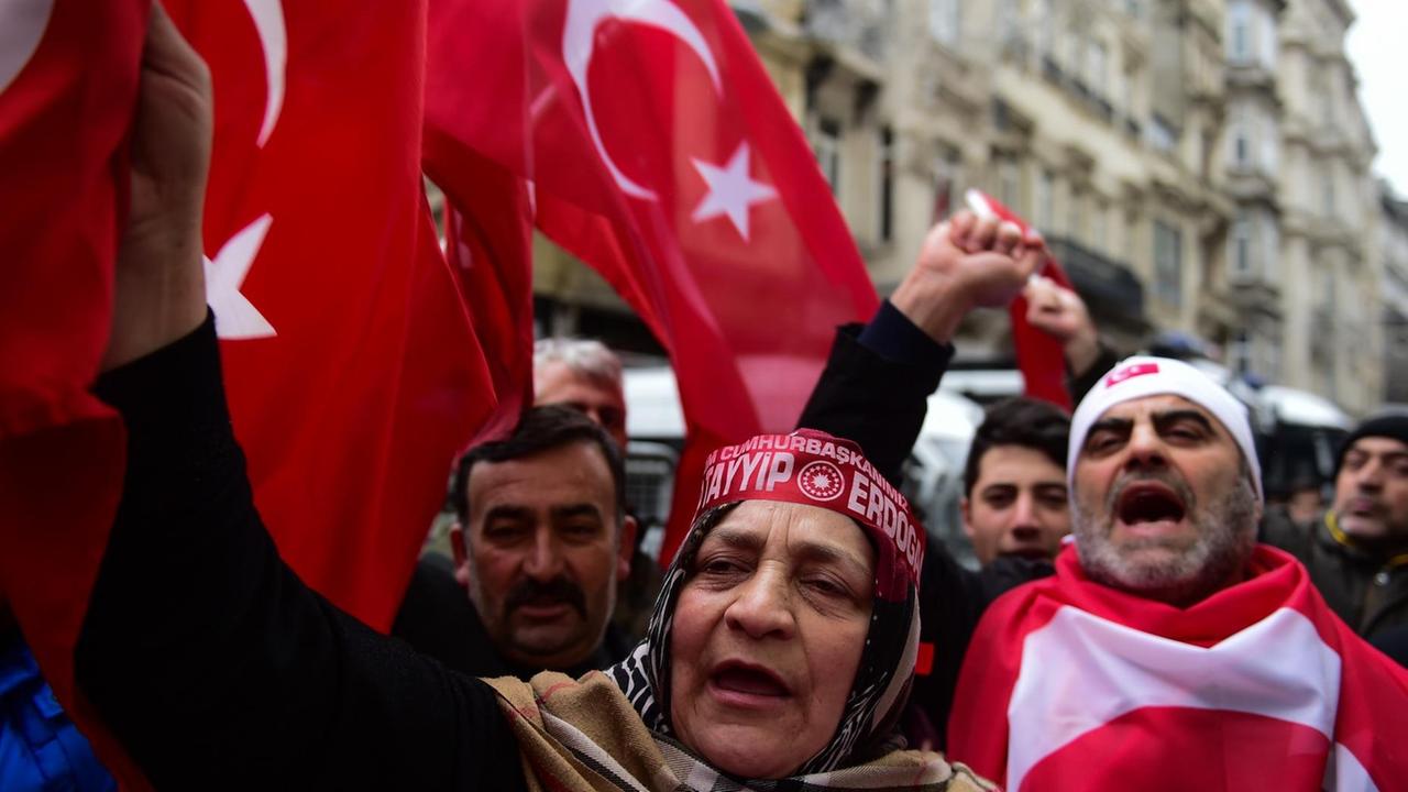 Anhänger von Präsident Erdogan protestierten vor dem niederländischen Konsulat in Istanbul gegen die Regierung in Den Haag. 