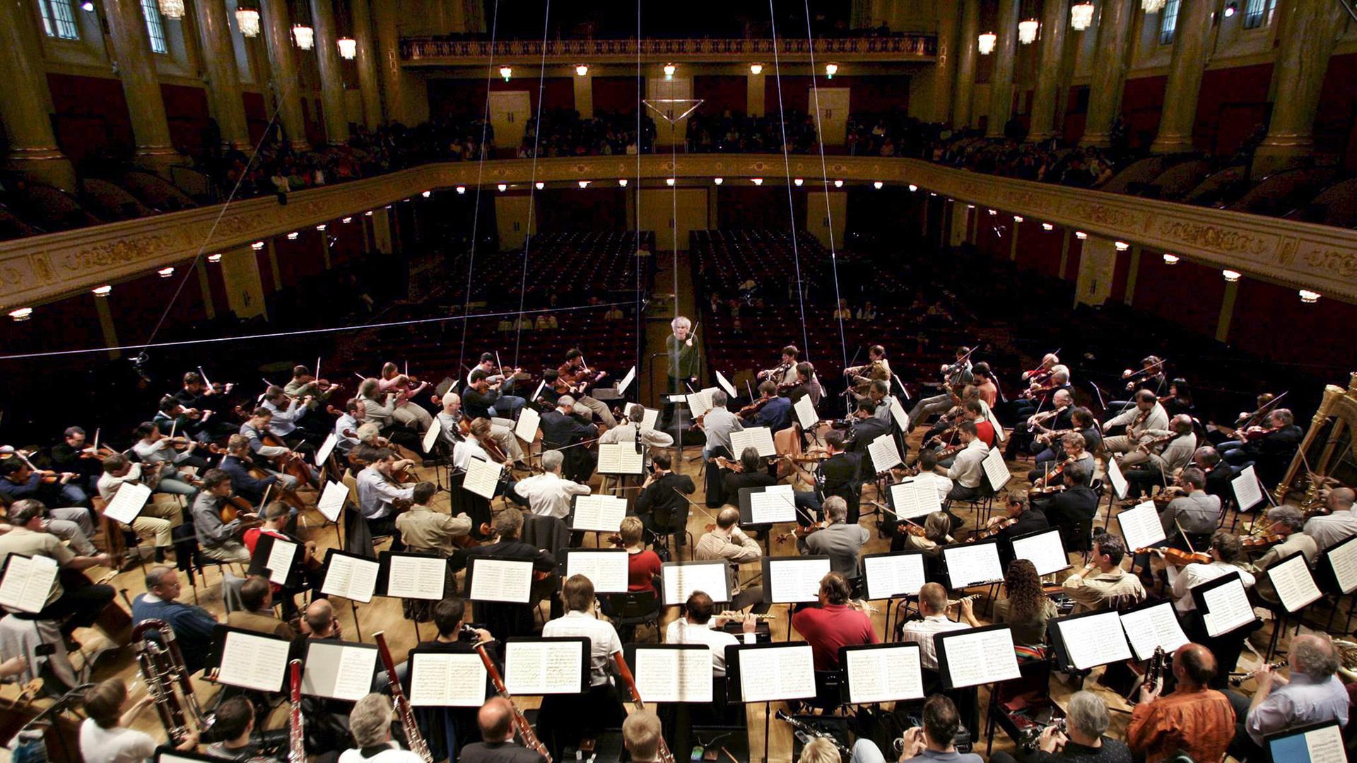 British conductor Simon Rattle performs at the general rehearsal of the Vienna and Berlin Philharmonics for their joint Sunday concert on Saturday 07 May in Vienna, Austria. EPA/Herbert P. Oczeret  +++(c) dpa - Report+++