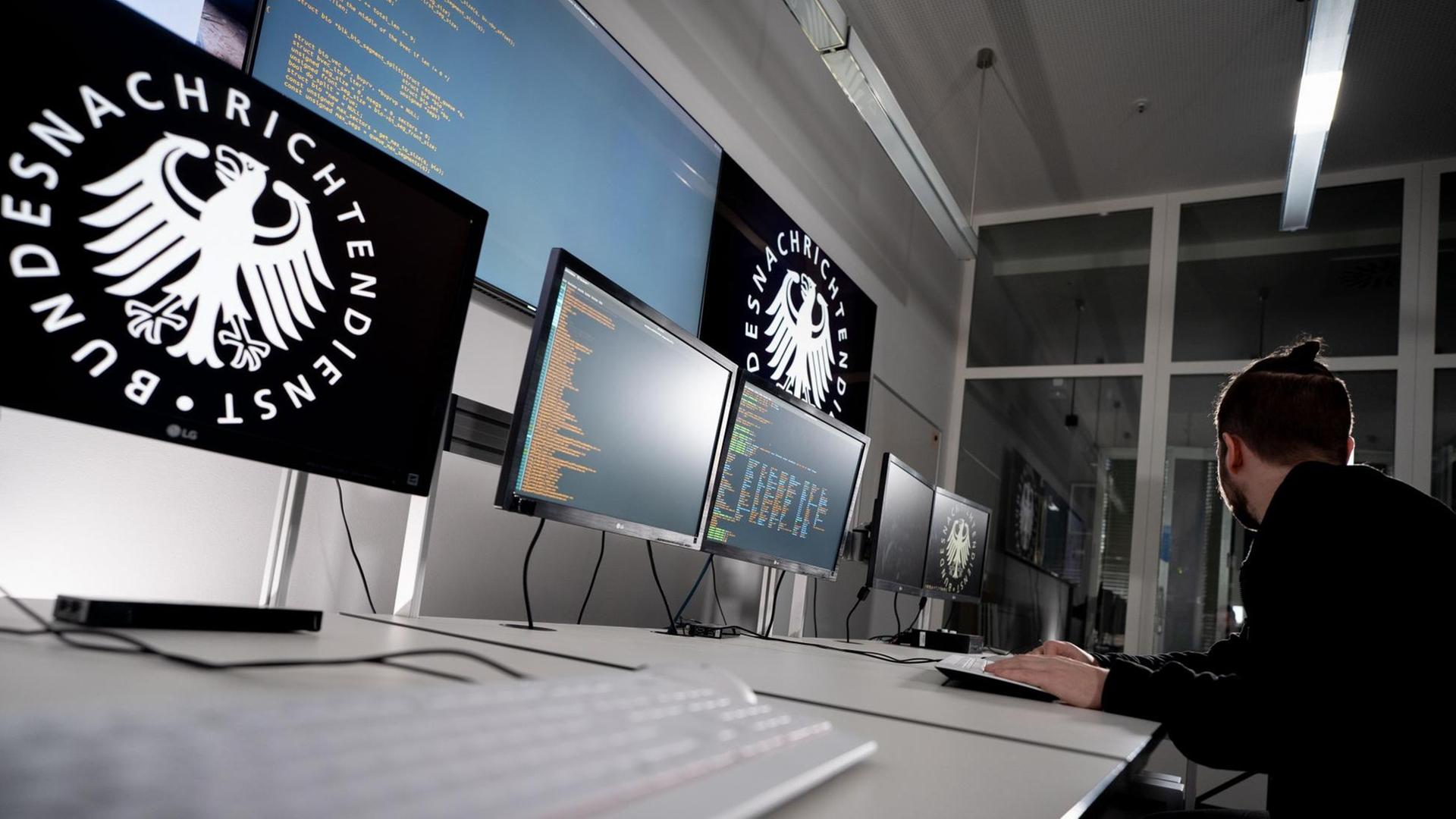 Lukas, Informatiker und Hacker, beim Bundesnachrichtendienst (BND) sitzt vor Bildschirmen. Der BND startet eine Kampagne zur Einstellung von Hackern.