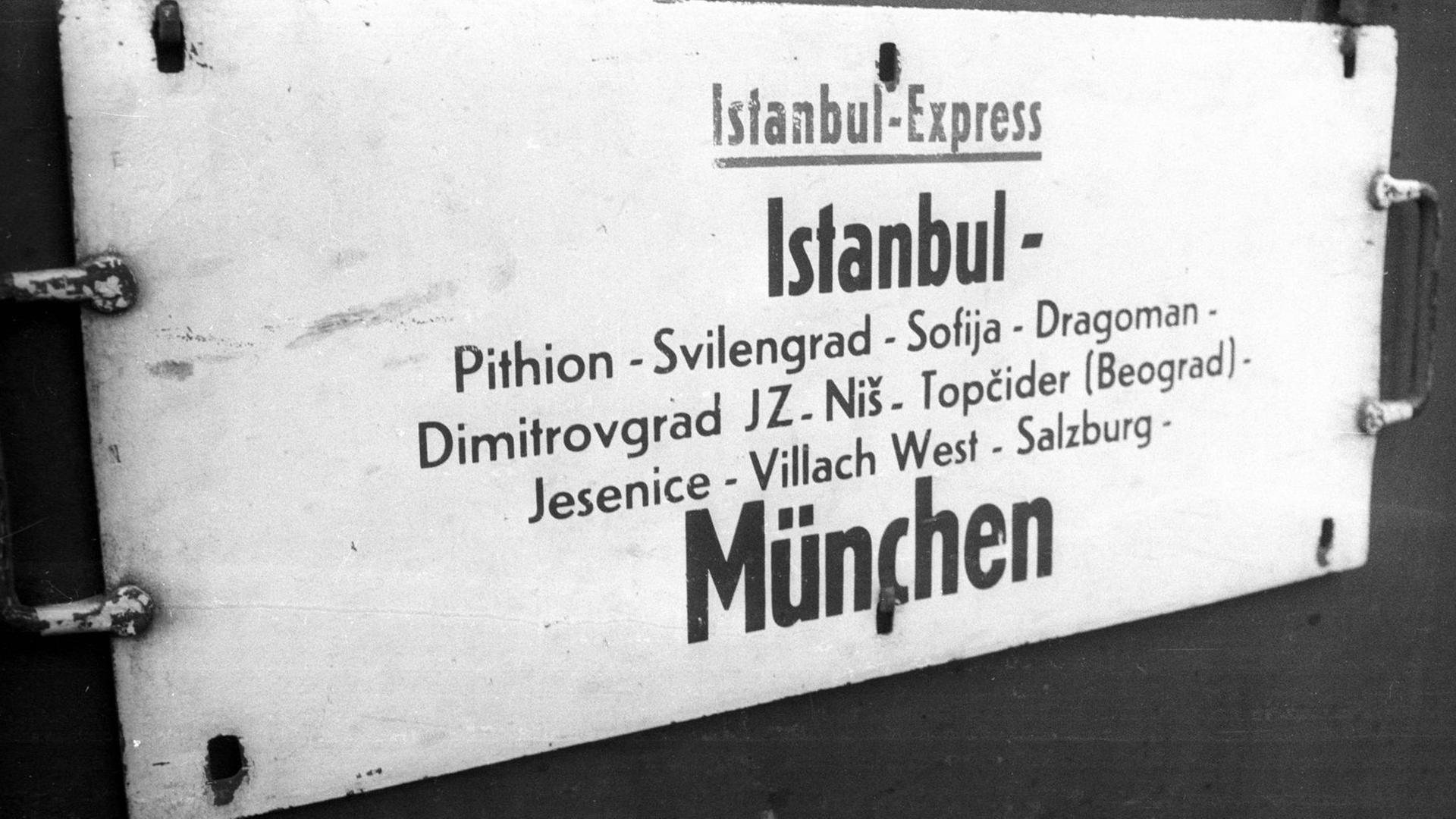 Zugschild des Istanbul-Express, der Gastarbeiter 1970 zum Hauptbahnhof in München brachte