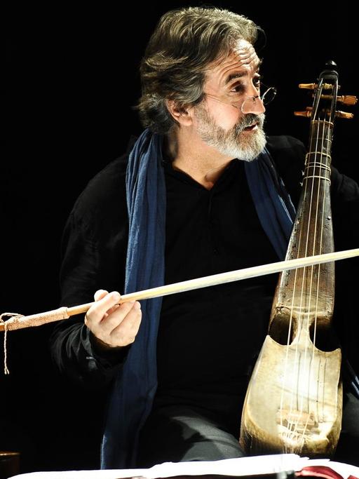 Der Gambist und Ensembleleiter Jordi Savall mit einer Rebab