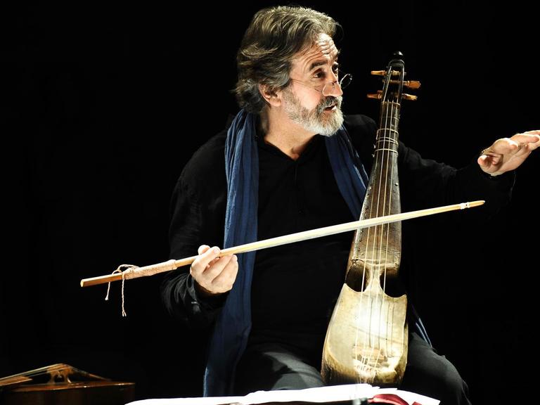 Der Gambist und Ensembleleiter Jordi Savall mit einer Rebab