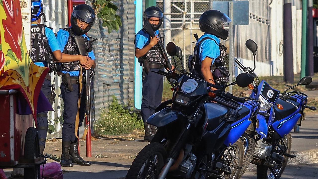 Polizisten in Managua halten Ausschau nach Regimegegnern