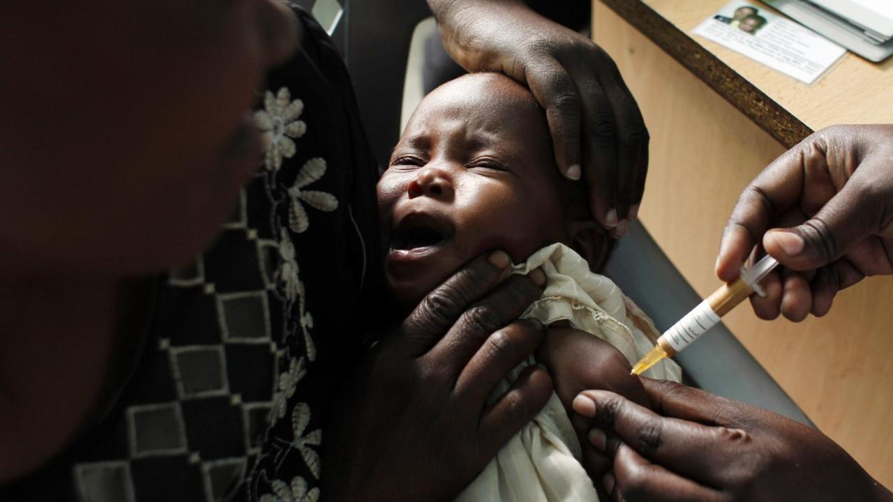 Ein Kind wird in Kenia gegen Malaria geimpft.