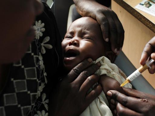 Ein Kind wird in Kenya gegen Malaria geimpft