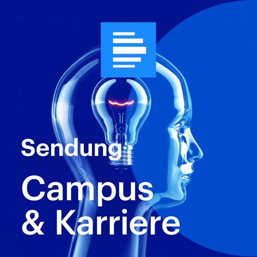 Das Bild zeigt das Podcast-Logo der Sendung "Campus und Karriere". Vor blauem Hintergrund ist ein gläserner, durchsichtiger Kopf zu sehen, in dem eine Glühbirne glimmt.