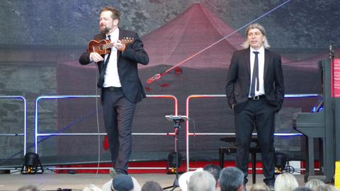 Adrian Engels und Markus Riedinger alias Onkel Fisch auf der Open Air Bühne der Gauklerfestung 2017. Adrain Angels steht links von den beiden und spielt auf einer Geige.