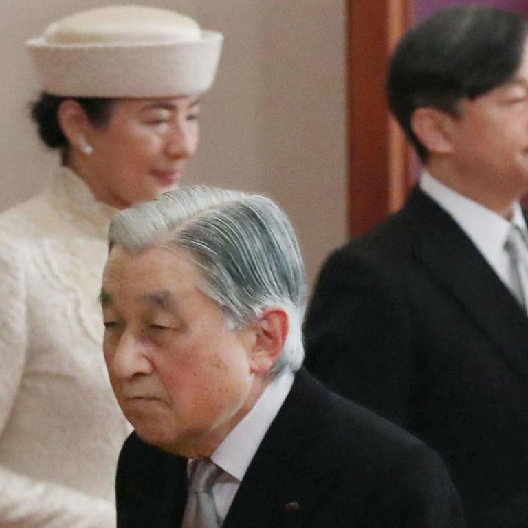 Kaiser Akihito bei der Abdankung, dahinter sein Nachfolger Naruhito mit dessen Frau