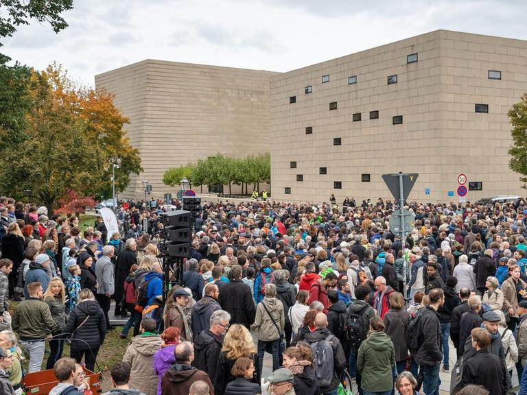Eine Menschenmasse steht vor der Synagoge in Dresden. Der sächsische Innenminister, der Dresdner Oberbürgermeister und der Rektor der TU Dresden hatte nachdem Anschlag in Halle die Solidaritätsaktion organisiert.