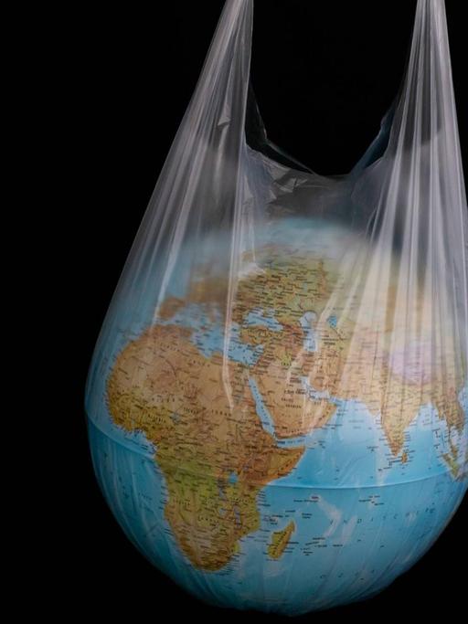 Ein Globus steckt in einer durchsichtigen Plastiktüte.