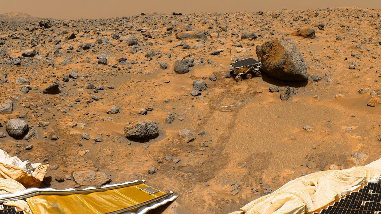 Marsrover Sojourner im Juli 1997 auf dem Mars