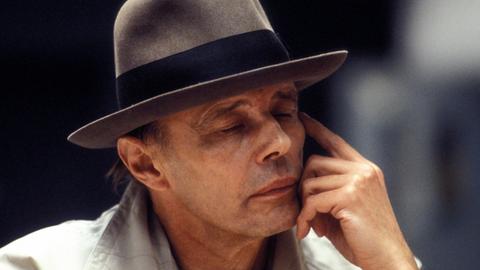 Bildnummer: 51831613 Datum: 18.04.1979 Copyright: imago/Sven Simon Künstler Josef Beuys (GER), Personen , Nachdenklichkeit; 1979, Maler, Bildhauer, Malerei, Joseph; , quer, Kbdia, Porträt, Bildhauerei, Kunst, Deutschland, Randbild, People; Aufnahmedatum geschätzt ins cms geladen 15.04.2021